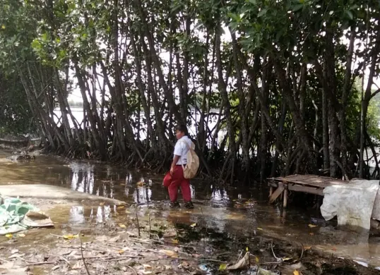 Seorang siswa SD melintas di tengah genangan air akibat rob di Kampung Sembilangan, Desa Samudra Jaya, Kecamatan Tarumajaya, Kabupaten Bekasi. (Sumber: Istimewa)