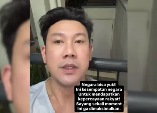 Denny Sumargo menyumbang Rp500 juta untuk korban banjir sekaligus mengkritik respons dan distribusi bantuan pemerintah di Sumatera yang dinilai lambat dan tidak tepat sasaran. (Sumber: Threads/@sumargodenny)