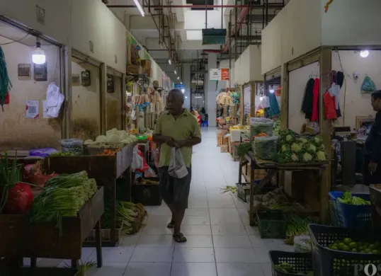 Suasana jual-beli di Pasar Rumput, Jakarta Selatan, Senin, 8 Desember 2025. (Sumber: Poskota/Magang 2)