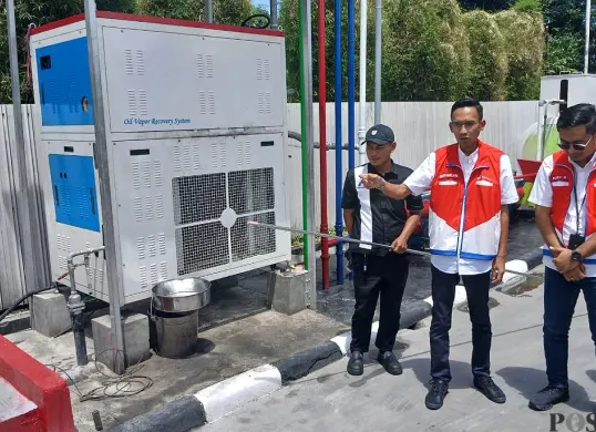 Petugas Pertamina saat melakukan pengecekan kualitas BBM di SPBU kawasan BSD, Kota Tangerang Selatan, Senin, 8 Desember 2025. (Sumber: POSKOTA | Foto: Veronica Prasetio)