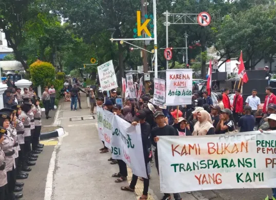 IIUSTRASI Aksi unjuk rasa hingga menutup arus IaIu Iintas di JaIan Sudirman-Thamrin, Jakarta. 