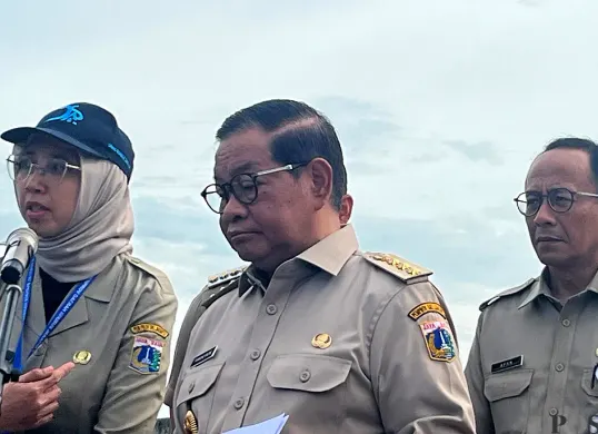 Gubernur Jakarta, Pramono Anung, saat menyampaikan pertanyaan kepada awak media di Penjaringan, Jakarta Utara, Senin, 8 Desember 2025. (Sumber: POSKOTA | Foto: M Tegar Jihad)