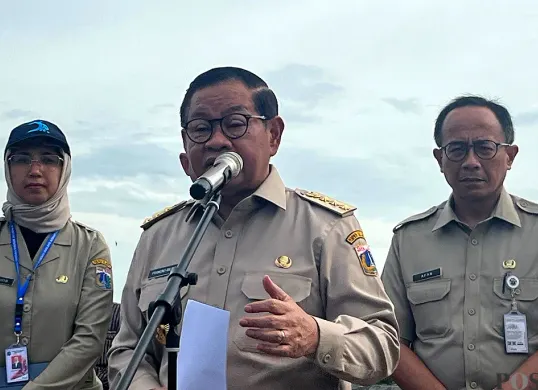 Gubernur Jakarta, Pramono Anung (tengah) didampingi Kepala Dinas SDA, Ika Agustin Ningrum (kiri), saat meninjau tanggul di Muara Baru, Penjaringan, Jakarta Utara, Senin, 8 Desember 2025. (Sumber: POSKOTA | Foto: M Tegar Jihad)