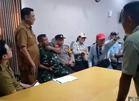 Warga Kampung Curug Serpong saat menggeruduk kantor pengelola TPA Cipeucang, Senin, 8 Desember 2025. (Sumber: POSKOTA | Foto: Veronica Prasetio)