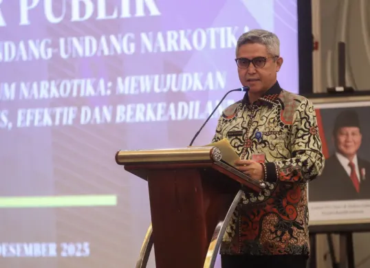 Sekretaris Utama BNN RI, Tantan Sulistyana, membuka Seminar Publik Perubahan RUU Narkotika di Hotel J.S. Luwansa, Jakarta Selatan, Selasa, 9 Desember 2025. (Sumber: Biro Humas dan Protokol BNN)