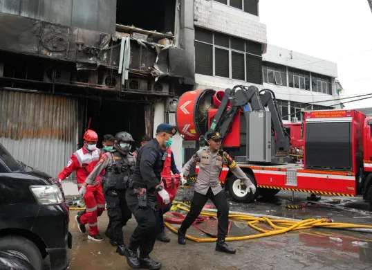 Potret evakuasi korban kebakaran kantor Terra Drone, Kemayoran, Jakarta Pusat pada Selasa, 9 Desember 2025. (Sumber: X/@rapid_reveal)