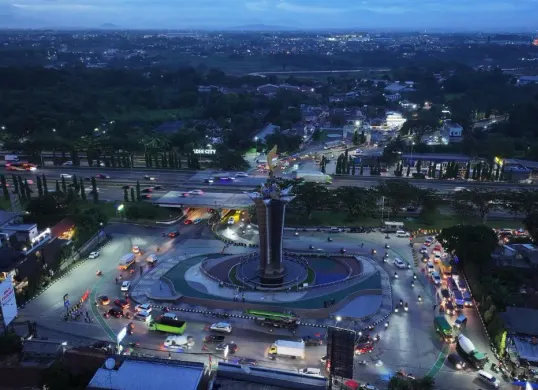 Tugu Pancakarsa di Tugu Pancakarsa, Simpang Sirkuit Sentul, Kecamatan Babakan Madang, Kabupaten Bogor, ditambah ornamen kujang. (Sumber: Dok. Pemkab Bogor)