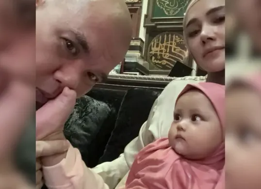 Ahmad Dhani dan Mulan Jameela saat menggelar acara aqiqah anak angkat mereka, Siti Aminah, di Solo, Jawa Tengah. (Sumber: Instagram/@mulanjameela1)