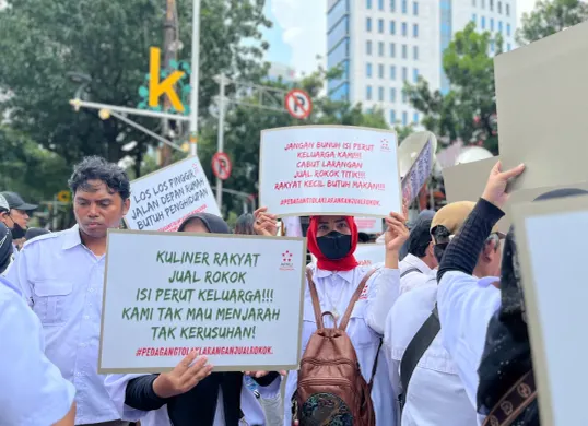 Ilustrasi penolakan terharap Raperda KTR DKI Jakarta dari sejumlah asosiasi. (Sumber: Poskota/Pandi Ramedhan)