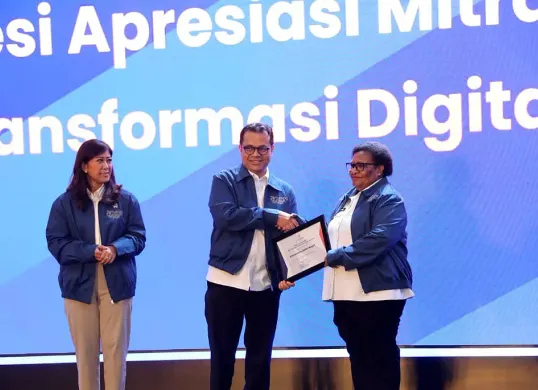 Wamendagri, Ribka Haluk (kanan) menghadiri Deklarasi Indonesia Digital di Samisara Grand Ballroom, Sopo Del Tower, Jakarta Selatan, Rabu 10 Desember 2025. (Sumber: Puspen Kemendagri)