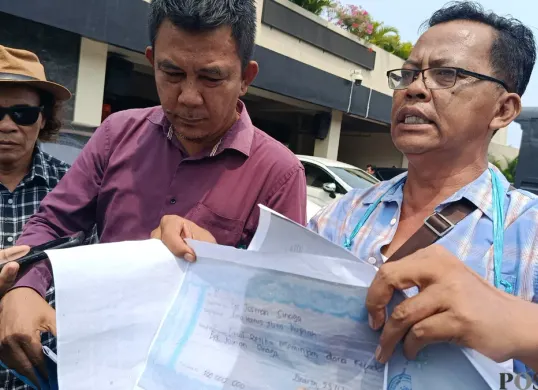 Josman Sinaga mendatangi Polres Metro Bekasi Kota untuk menagih kejelasan kasus penipuan masuk Polri yang menimpa anaknya. (Sumber: Poskota/Nurpini Aulia Rapika.)
