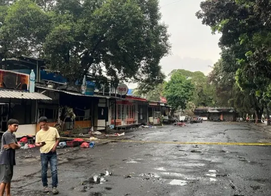 Suasana di lokasi kericuhan pengeroyokan terhadap debt collector hingga terjadi pembakaran terhadao sejumlah warung di Kalibata, Pancoran, Jaksel, Jumat, 12 Desember 2025. (Sumber: Poskota/Pandi Ramedhan)
