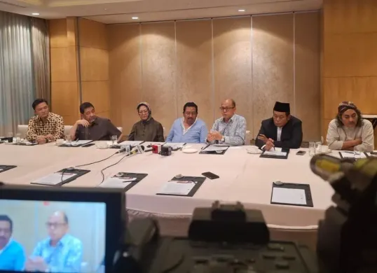 Pendiri MKK Najib Atamimi, didampingi Ketua MKK, Wahyu Muryadi, dan beberapa pengurus MKK di antaranya, Azisoko Harmoko, Hendardi, Siti Zuhro dan KH. Marsudi Syuhud, saat konferensi pers di Senayan, Jakarta Pusat, Jumat (12/12). (Poskota/Ali Mansur)