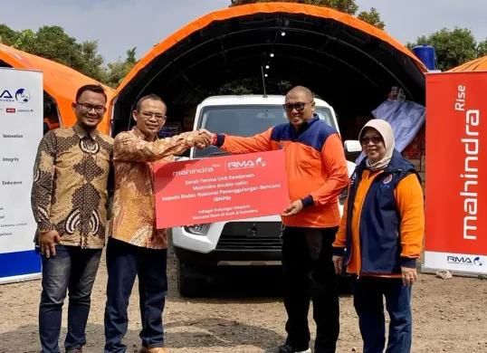 RMA Indonesia menyerahkan Mahindra Scorpio Pik-Up kepada BNPB. (Sumber: Dok. RMA Indonesia)