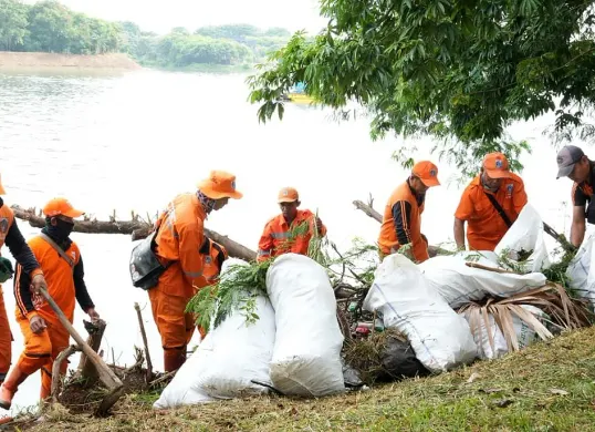 Petugas PPSU saat membersihkan area Waduk Ria Rio, Jakarta Timur, pada Sabtu, 13 Desember 2025. (Sumber: Dok. Kominfotik Pemprov Jakarta)