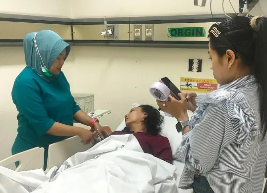 Wanita berinisial MS mendapatkan perawatan di RS Puri Cinere dan mengaku dikriminalisasi terkait kasus dugaan penipuan. (Sumber: Dok. Humas Polsek Cinere)