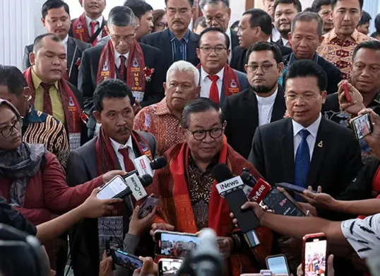 Gubernur DKI Jakarta, Pramono Anung, menyampaikan keterangan pers usai meresmikan Gereja HKBP Ressort Pondok Kelapa, Minggu, 14 Desember 2025. (Sumber: Dok. Kominfotik DKI Jakarta)
