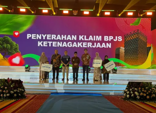 BPJS Ketenagakerjaan menyerahkan santunan kematian dan beasiswa pendidikan kepada tiga ahli waris guru madrasah yang meninggal dunia. (Sumber: Istimewa)