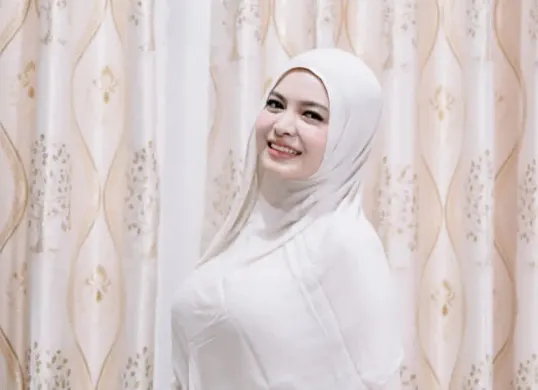 Isu Clara Wirianda dan Lily Raffi Ahmad menjadi sorotan. Bagaimana peran media sosial dalam menyebarkan spekulasi? Temukan analisis dan penjelasannya di sini. (Sumber: Instagram/@clarawiriianda)