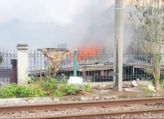 Sebanyak tiga rumah di Jalan Dokter Makaliwe I RT 04 RW 07 Kelurahan Grogol, Kecamatan Grogol Petamburan, Jakarta Barat, ludes dilalap sijago merah, Senin, 15 Desember 2025. (Sumber: Istimewa)