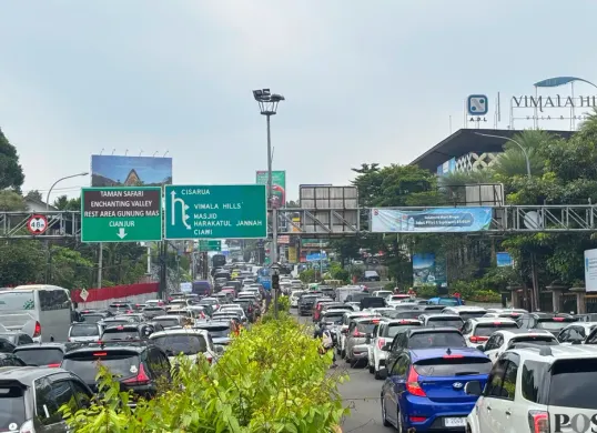 Kemacetan jalur wisata Puncak Bogor. (Sumber: Poskota/Giffar Rivana)