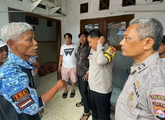 Petugas Polsek Ciruas di rumah korban setelah menerima laporan dari warga. (Sumber: Dok. Polsek Ciruas)