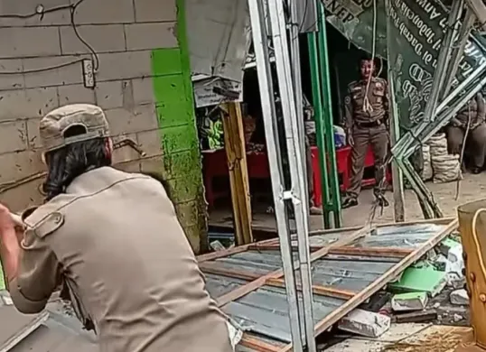Petugas Satpol PP Kabupaten Bogor saat membongkar bangunan liar di kawasan Cileungsi, Kabupaten Bogor. (Sumber: Dok. Satpol PP Kabupaten Bogor)