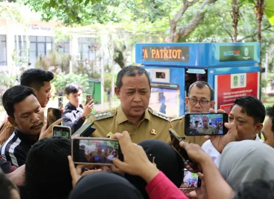 Wali Kota Bekasi, Tri Adhianto, menjelaskan bahwa kehadiran Spot Air Minum Keren dimulai dari inisasi Pemerintah Kota Bekasi yang tidak lagi menggunakan minuman kemasan plastik. (Sumber: Pemkot Bekasi)