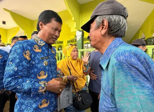 Wali Kota Cirebon, Effendi Edo saat kegiatan Operasi Pasar Bersubsidi Nataru di Kelurahan Kalijaga, Rabu, 17 Desember 2025. (Sumber: Dok. Pemkot Cirebon)