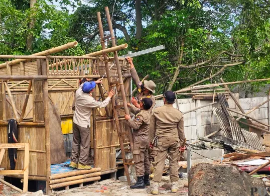 Personil Satpol PP Kabupaten Tangerang saat melakukan pembongkaran bangunan liat di wilayah Bitung. (Sumber: Poskota/Veronica)