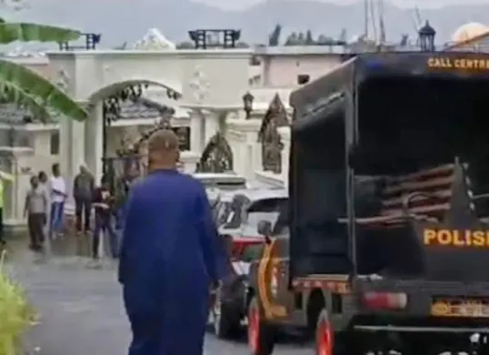 Suasana rumah korban yang dijaga ketat aparat kepolisian Polres Cilegon. (Sumber: Istimewa)