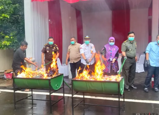 Kejaksaan Negeri Kabupaten Tangerang saat memusnahkan barang bukti dari 50 perkara yang telah inkrah. (Sumber: Poskota | Foto: Veronica Prasetio)