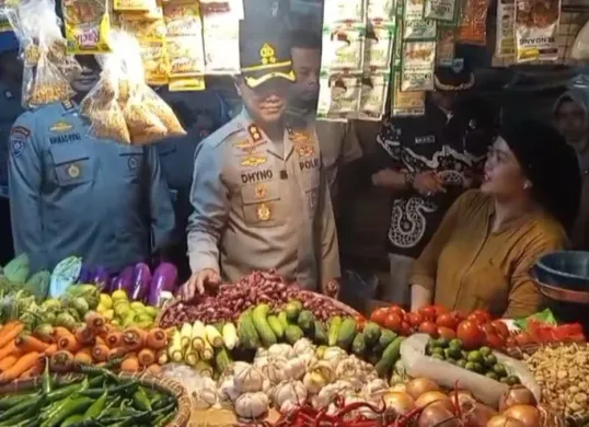 Kapolres Pandeglang bersama pihak Diskoperindag saat melalukan sidak di Pasar Badak Pandeglang. (Sumber: Dok. Satgas Pangan)