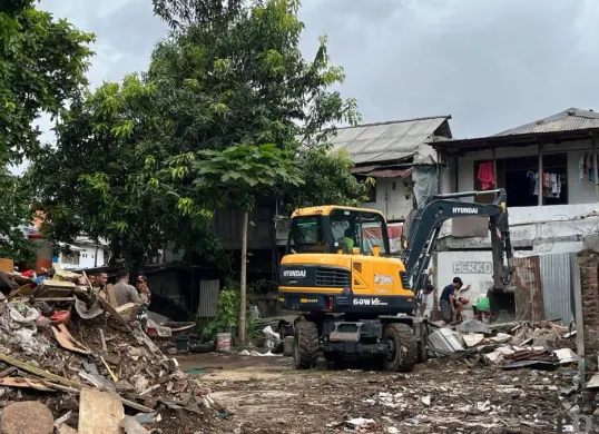 Salah satu ekskavator saat membersihkan sebuah lapak di TPU Kober Rawa Bunga, Jakarta Timur, Kamis, 18 Desember 2025. (Sumber: Poskota/M. Tegar Jihad)