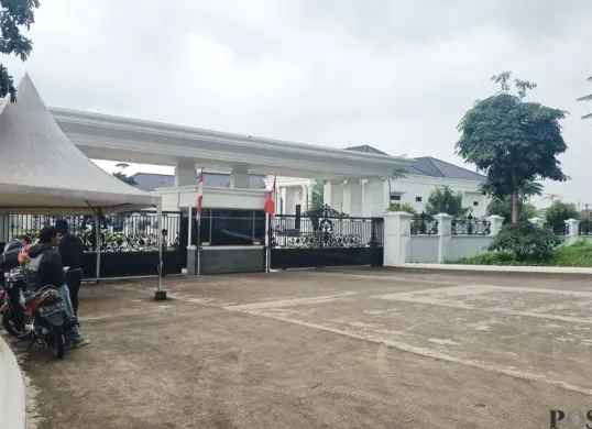 Suasana rumah pribadi Bupati Bekasi Ade Kuswara Kunang, tampak sepi dan dijaga oleh belasan Satpol PP usai terjaring OTT KPK. (Sumber: Poskota/Nurpini Aulia Rapika)