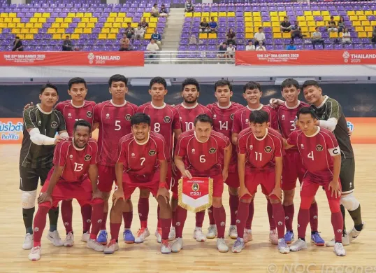 Pemain Timnas Futsal Indonesia merayakan keberhasilan meraih medali emas SEA Games 2025 di Stadion Indoor Bangkok, Thailand. (Sumber: X/@garagarabola_)