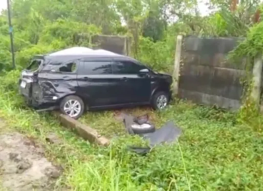 Mobil Avanza tertabrak kereta di perlintasan Jalan Warung Pojok, Kalideres, Jakart Barat, Jumat, 19 Desember 2025. (Sumber: Istimewa)