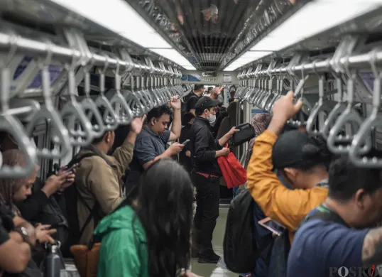 Sejumlah calon penumpang menunggu kereta Lintas Raya Terpadu (LRT) Jabodebek di Stasiun Cawang, Jakarta, Kamis, 18 Desember 2025. (Sumber: Poskota/Bilal Nugraha Ginanjar)