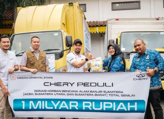 Chery menyalurkan bantuan bagi warga terdampak banjir di Medan. (Sumber: Chery)