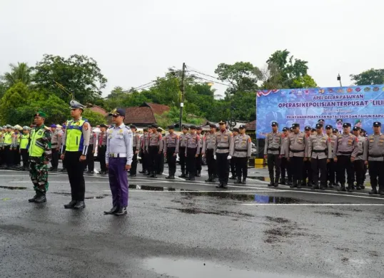 Ratusan personil gabungan saat mengikuti upacara gelar pasukan di Mapolres Pandeglang. (Sumber: Dok. Polres Pandeglang)
