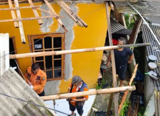 Petugas memeriksa salah satu rumah warga di Desa Sukamanah, Kecamatan Megamendung, Kabupaten Bogor. (Sumber: Dok. BPBD Kabupaten Bogor)