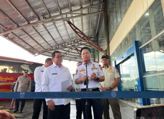 Kepala Dinas Perhubungan DKI Jakarta Syafrin Liputo di Terminal Pulo Gebang, Jakarta Timur, Jumat, 19 Desember 2025. (Sumber: Poskota/M. Tegar Jihad)