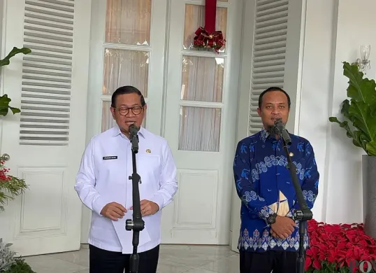 Gubernur Jakarta Pramono Anung saat menyampaikan pernyataan kepada awak media di Balai Kota DKI Jakarta, Jumat, 19 Desember 2025. (Sumber: Poskota/M. Tegar Jihad)