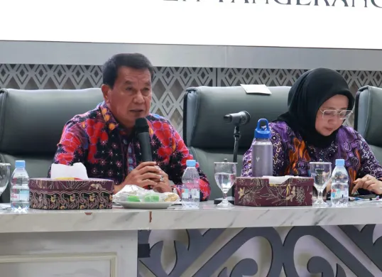 Bupati Tangerang Moch. Maesyal Rasyid menyampaikan arahan dalam rapat koordinasi bersama Forkopimda dan perwakilan pengusaha transporter terkait pengaturan jam operasional truk jelang Natal dan Tahun Baru di Kabupaten Tangerang. (Sumber: Istimewa)
