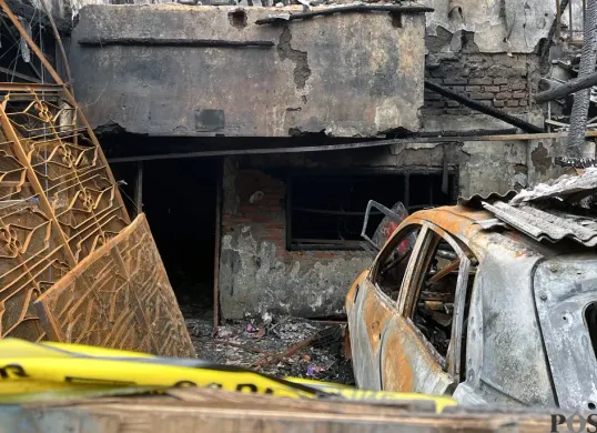 Kondisi rumah dan gudang aksesoris di Pejagalan, Penjaringan, Jakarta Utara, pada Sabtu, 20 Desember 2025, pascakebakaran yang menewaskan lima orang. (Sumber: POSKOTA | Foto: Pandi Ramedhan)