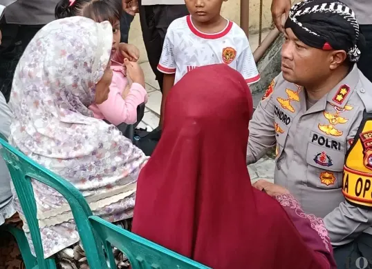 AKBP Condro Sasongko saat ngariung bersama emak-emak di Mapolsek Kragilan. (Sumber: Poskota/Rahmat Haryono)