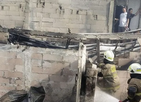 Sebanyak 14 rumah semi permanen di Jalan Kapuk Muara Gang Meong RT 05 RW 04, Kapuk Muara, Penjaringan, Jakarta Utara, terbakar pada Minggu, 21 Desember 2025. (Sumber: Istimewa)