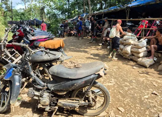 Parkiran tambang emas ilegal penuh dengan motor penambang di Gunung Guruh, Kecamatan Cigudeg, Kabupaten Bogor. (Sumber: Istimewa)
