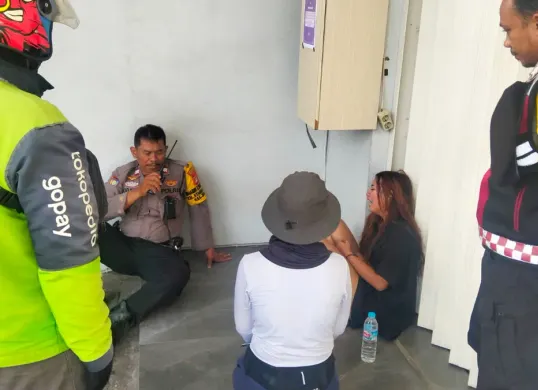 Seorang perempuan hendak mencoba mengakhiri nyawa di Jalan Raya Margonda, Depok namun berhasil digagalkan. (Sumber: Polsek Beji)