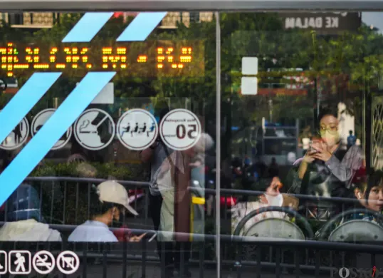 Pekerja menaiki bus transjakarta saat pulang kerja di Jalan MH Thamrin, Jakarta, Senin, 22 Desember 2025. (Sumber: Poskota)